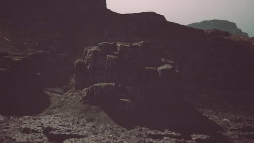 Une montagne rocheuse avec quelques animaux dessus