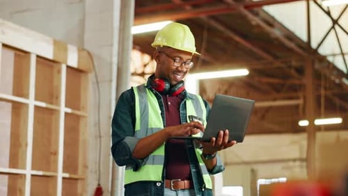 Baumeister, Industrieller oder Schwarzer am Laptop in der Werkstatt für die Herstellung von Holzarbeiten