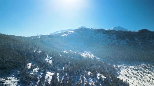 Verschneite Berge, Straßen, Pinienwälder und herrliche Landschaften