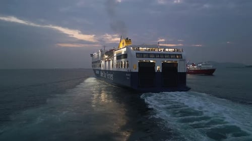 Luftaufnahmen, die ein Kreuzfahrtschiff zeigen, das den Hafen während des Sonnenuntergangs verlässt