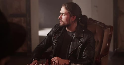 Ernster Mann spielt Schachspiel im Zimmer