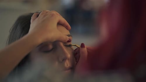 Schönheitssalon, Frau trägt professionelles Mascara-Augen-Make-up auf weibliche Kundin auf