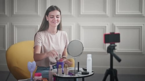 Una linda bloguera de belleza adolescente comparte un tutorial y una reseña cosmética con sus seguidores en las redes sociales