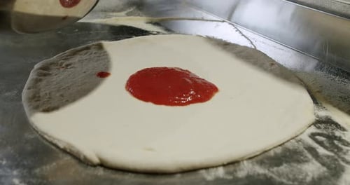 Pizza in der Küche zubereiten Im Restaurant wird die Pizza in den Ofen gestellt