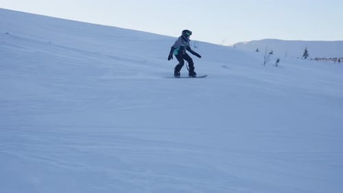 Furchtloser Snowboardsprung für Jungen
