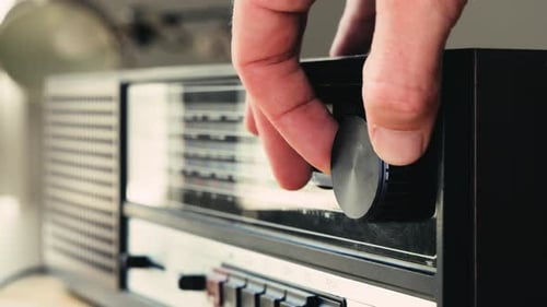 Altes Retro-AM-FM-Radio mit Röhren, Handwechselstation, Glühbirne, Vintage-Musikplayer