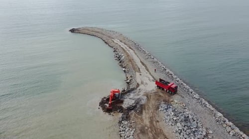 Truck Engineering, Luftbild zur Küstenbarriere. Prozess zum Bau von Küstenbarrieren