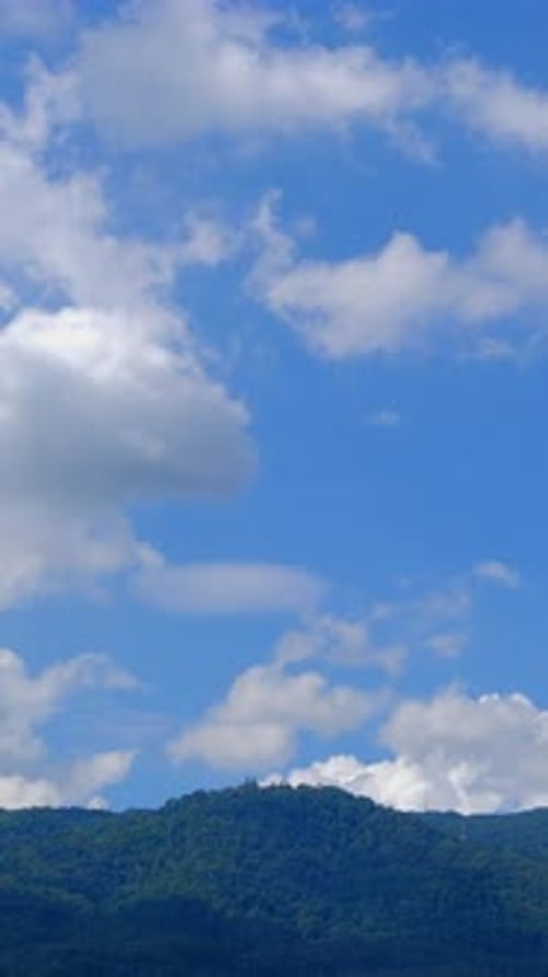 Beau ciel d'été avec des nuages blancs duveteux Lapa de temps dans une atmosphère bleu vif.