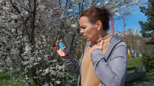 Femme irritée souffrant d'asthme