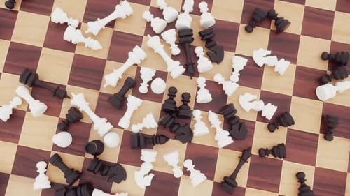 Chaotische Schachspielfiguren, die auf dem Brett verstreut sind, sorgen für ein dynamisches Strategiekonzept