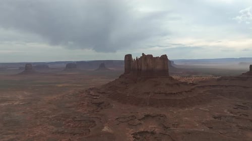 Vue aérienne des formations rocheuses de la Monument Valley