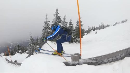 Skifahrer springt in Super-Slowmotion von einer Rampe, 240 FPS