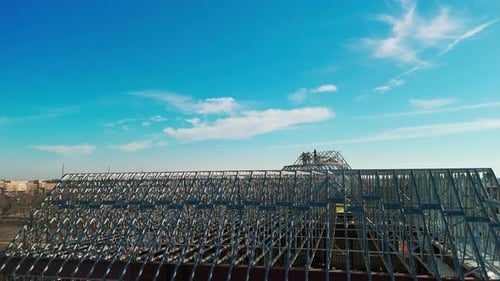 Luftbild eines Industriedachs im Baugewerbe Dachdecker bei der Installation eines neuen Daches auf einem Industriedach