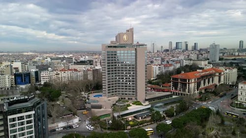 Istanbul, Türkei um 2023: Intercontinental Hotel, Drohnen-Fly-Backshot