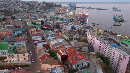 Vue aérienne : Paseo Atkinson Valparaiso, Chili, patrimoine, maisons colorées