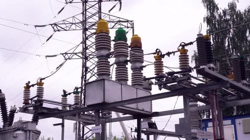 Equipo de subestación eléctrica que se conecta a líneas eléctricas de alta tensión