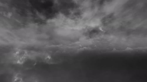 time lapse voando através de nuvens cinzentas e tempestades