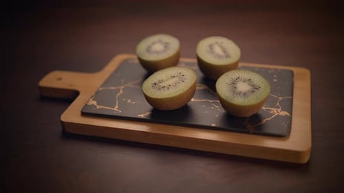 Wunderschön arrangierte frische Kiwi-Hälften auf einem eleganten Servierbrett, fertig zum Genießen