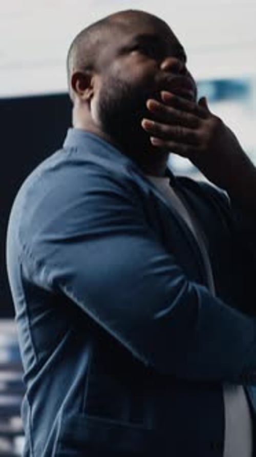 Vídeo vertical: programador negro, especialista em desenvolvimento de software em espaço de trabalho de alta tecnologia