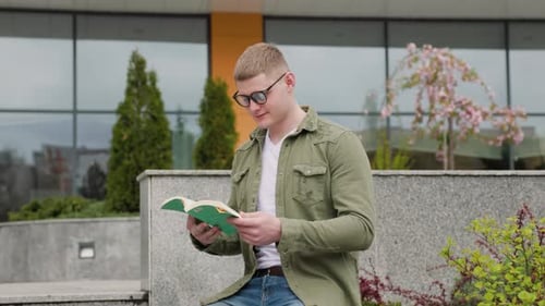 Junge lernt und liest draußen