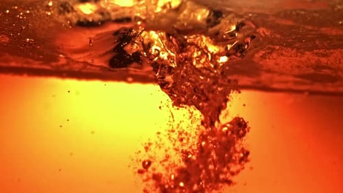 Frischbier in Superzeitlupe mit Luftblasen