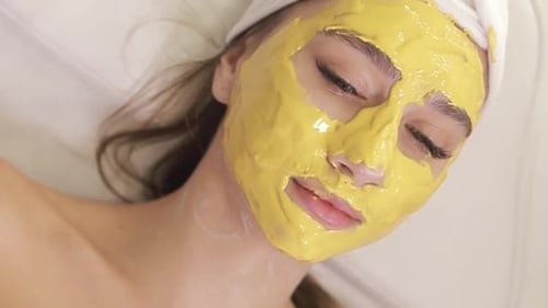 Exfoliating Gold Mask for Beautiful Facial Skin Facial Peeling Mask Skin Care The Beautician Applies
