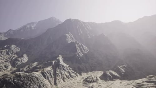 Vue sur les montagnes afghanes dans le brouillard