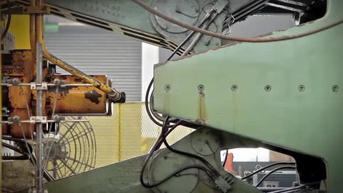 Portes mécaniques en mouvement sur une chaîne de montage de machines lourdes dans une usine - 4K