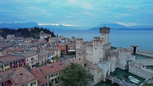 Vista aérea de la ciudad junto al lago de Garda, la impresionante fusión urbana y natural de Italia