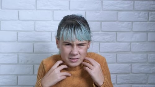 Adolescent malheureux dans un appartement froid