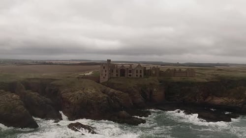 Luftaufnahme von der Drohne von Slains Castle auf den Klippen über Moray Firth in der Nähe von Cruden Bay in Aberdeenshire