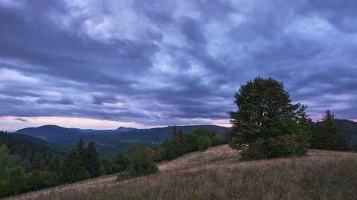 Dramatisch Wolken über einer Herbstlandschaft mit Wäldern und Wiesen