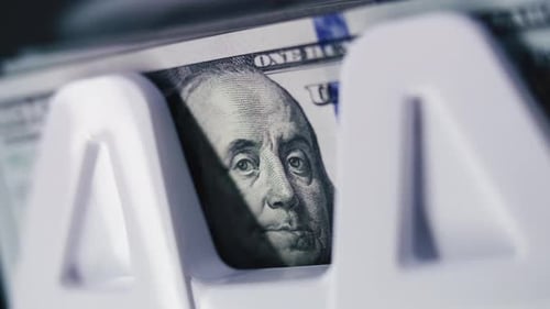 Primer plano de la máquina contadora de dinero que cuenta billetes de cien dólares