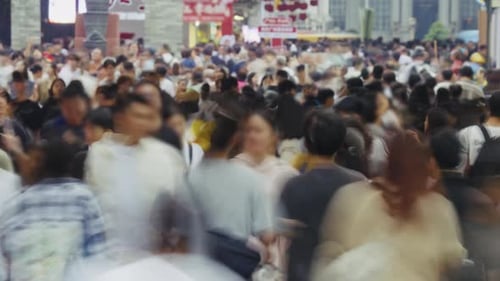 Multidão de pedestres se apressa na rua da cidade chinesa. Pessoas ocupadas caminham Time Lapse