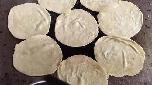 Cuisson de Roti Chapati sur une grande poêle