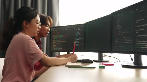 Backend-Softwareentwickler in Zeitlupe, Ingenieur, der Code schreibt. Aufkeimend