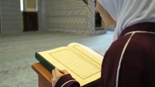 Muslim Girl Pray To Quran