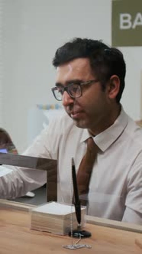 Caixa bancário profissional trabalhando com documentos