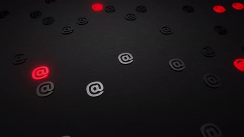 E-Mail-Markierungen oder At-Zeichensymbol auf schwarzem Hintergrund, 3D-Rendering. At-Symbol, kommerziell unter