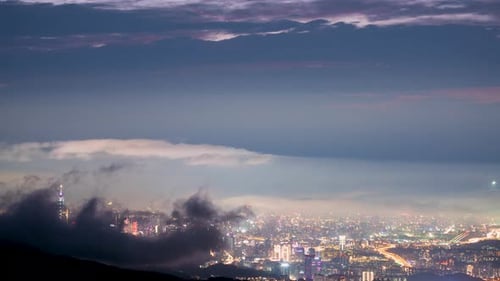 Rollende Wolken und Lichter der Stadt bereichern das Nachtbild.