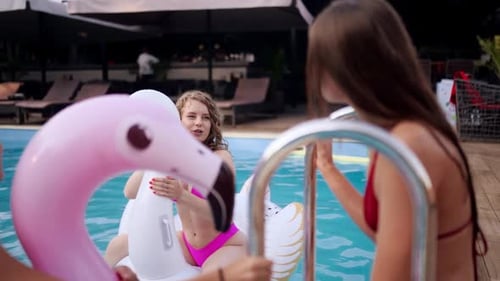 Garotas bonitas gostosas de biquíni nadando em carros alegóricos de piscina e atraentes mulheres magras em trajes de banho se divertem