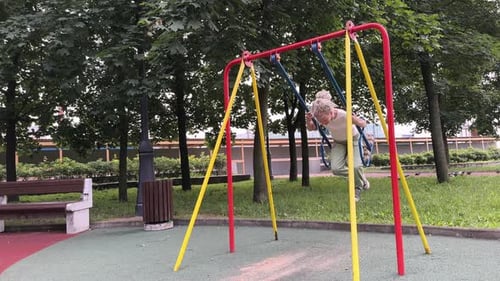 Fille se balançant sur une balançoire dans un parc Enfant s'amusant à jouer sur une aire de jeux publique extérieure Les enfants jouent