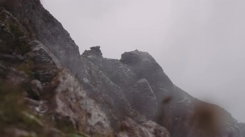 Blick auf Bergfelsen an einem bewölkten Tag