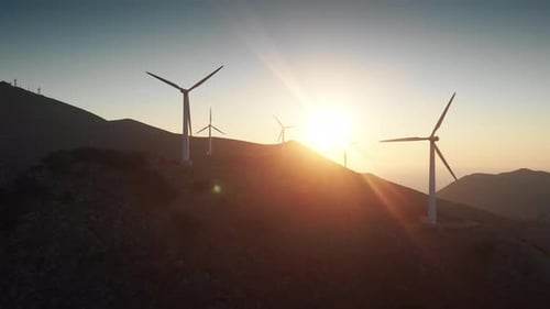 Modernas turbinas eléctricas en la cima de la montaña contra el cielo