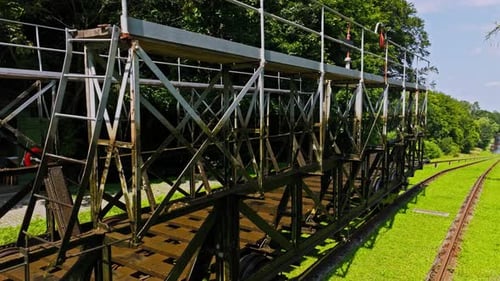 Un Zumbido en órbita muestra la plataforma de grada de Buczyniec moviéndose vacía a través de los rieles
