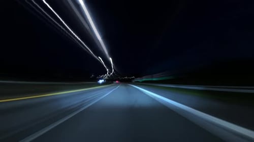 Hyperlapse Drive au milieu de traînées lumineuses captivantes
