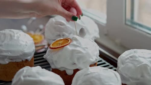 Nahaufnahme der Hand einer kaukasischen Frau dekodiert frisch gekochte Osterkuchen