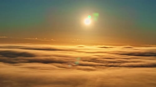 Lumière chaude du coucher de soleil qui brille sur un lit de nuages. Prise de vue aérienne