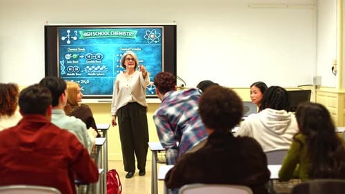 Estudiantes de secundaria interactuando durante la clase de química