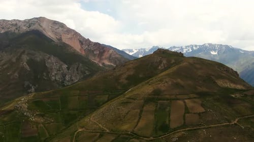 Sommet de la chaîne de montagnes avec vue sur la zone alpine en Ouzbékistan. Vue aérienne